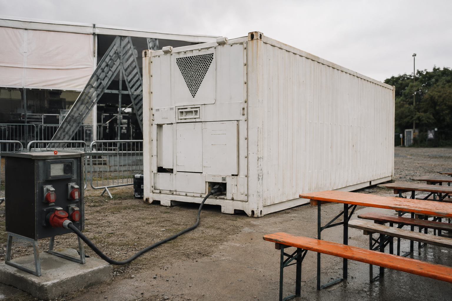 Hvid kølecontainer med tilsluttet strømkabel