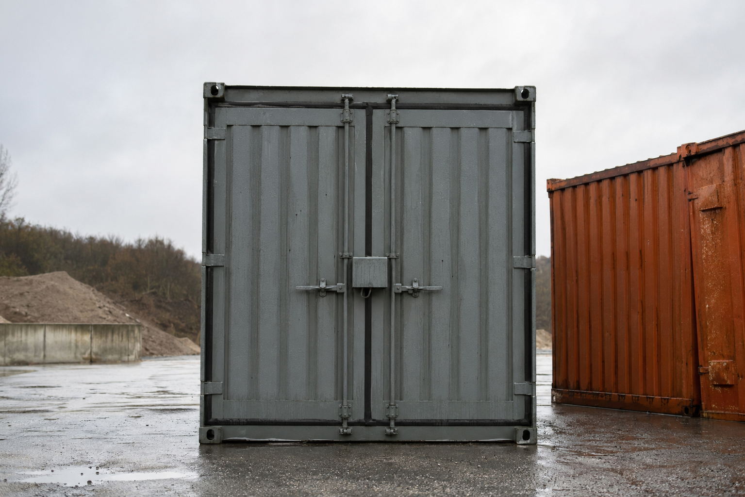 Lukket container med låseboks fotograferet i regnvejr